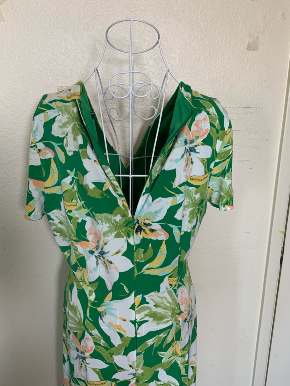 Maggy London Green Floral Ruched V‑Neck Midi Dress - Picture 3 of 9